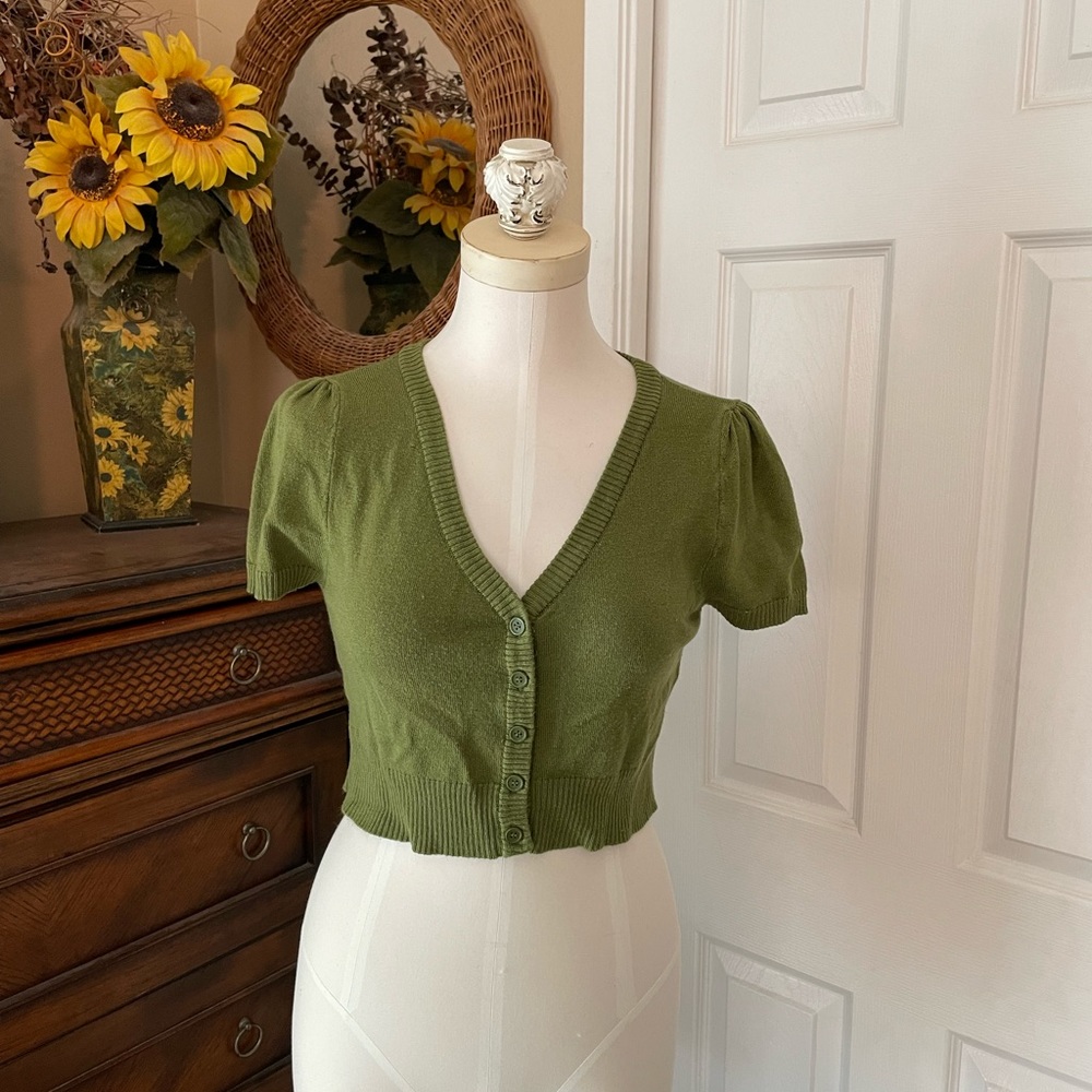 olive green button up cropped short sleeve sweater